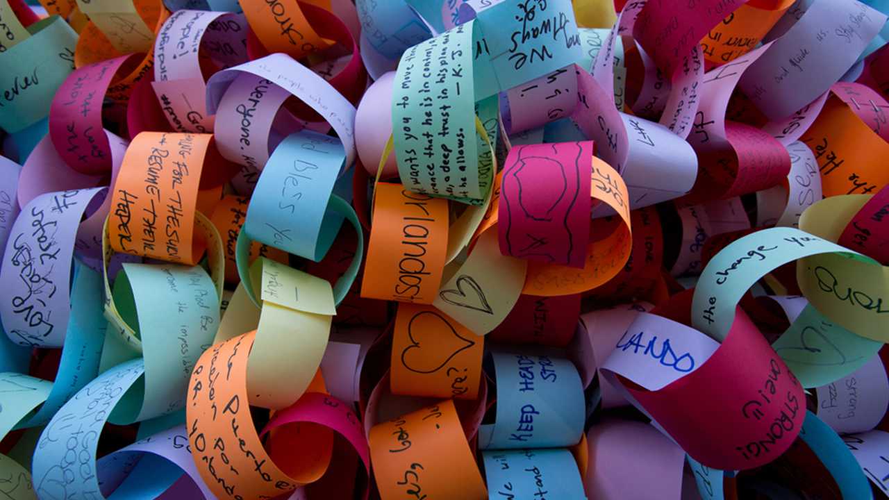 Valencians wrote messages of love and healing, which were linked together in a unity chain.